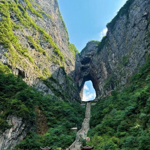 Zhangjiajie → Shanghai - Passerelle di vetro e metropoli illuminate