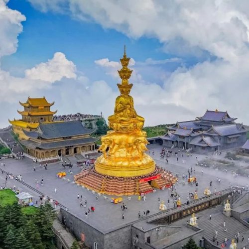 La Vetta Dorata - Monte Emei, tra nuvole e templi